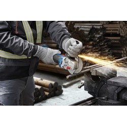 Bosch GWS 18V-8 cortando metal con disco de corte
