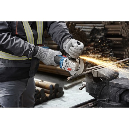 Bosch GWS 18V-8 cortando metal con disco de corte