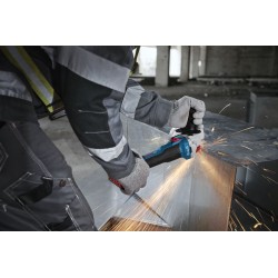 Bosch GWS 18V cortando chapa con disco abrasivo