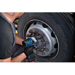 Operario usando la llave de impacto Bosch GDX 18V-200 en rueda de camión