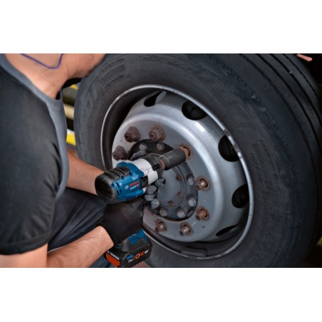 Operario usando la llave de impacto Bosch GDX 18V-200 en rueda de camión