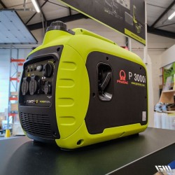 Pramac P3000i sobre la mesa, mostrando su diseño compacto y robusto.