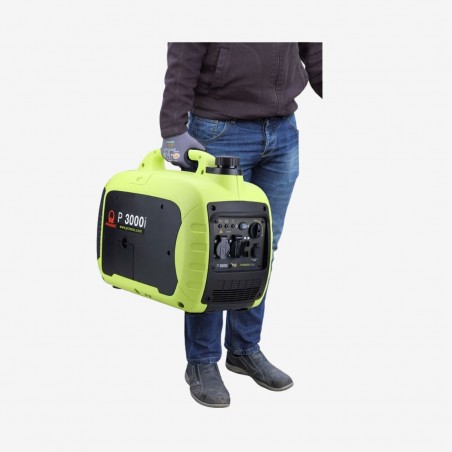 Generador Pramac P3000i en mano, demostrando su diseño ligero y fácil de transportar